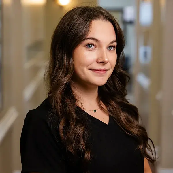 img-kennedy-goettsch Professional female dental team member in black scrubs at Jacksonville dental practice.